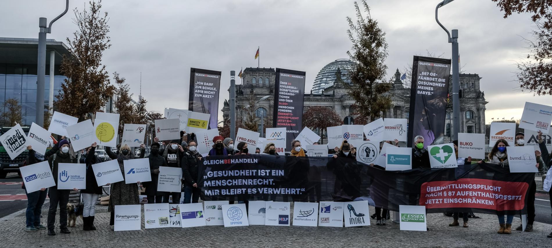 Das Bündnis Gleichbehandeln protestiert vor dem Bundestag.
