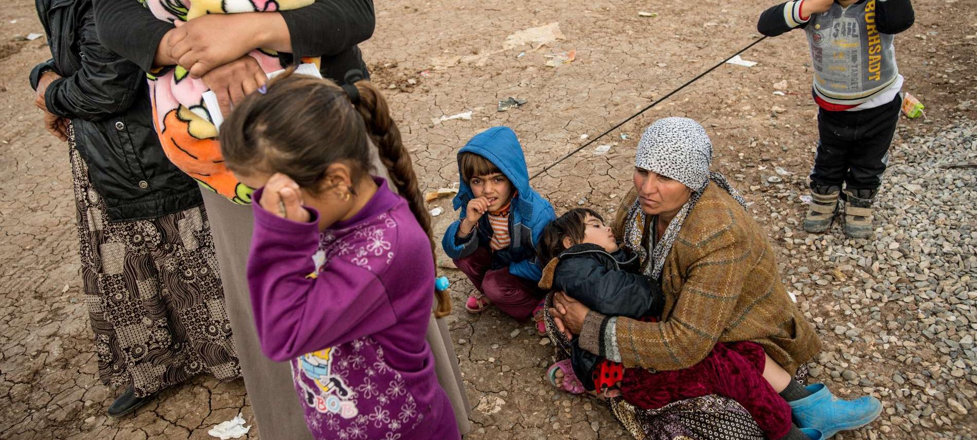 Kinder, Frauen und Männer fliehen aus Mossul und suchen Schutz in Flüchtlingscamps. Foto: Guillaume Pinon
