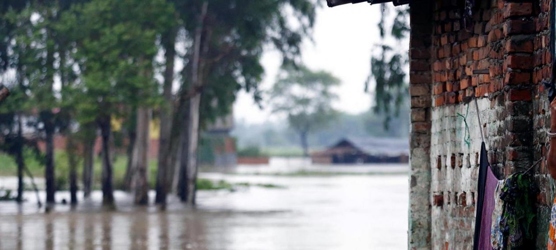 Nepalesin in überfluteter Landschaft