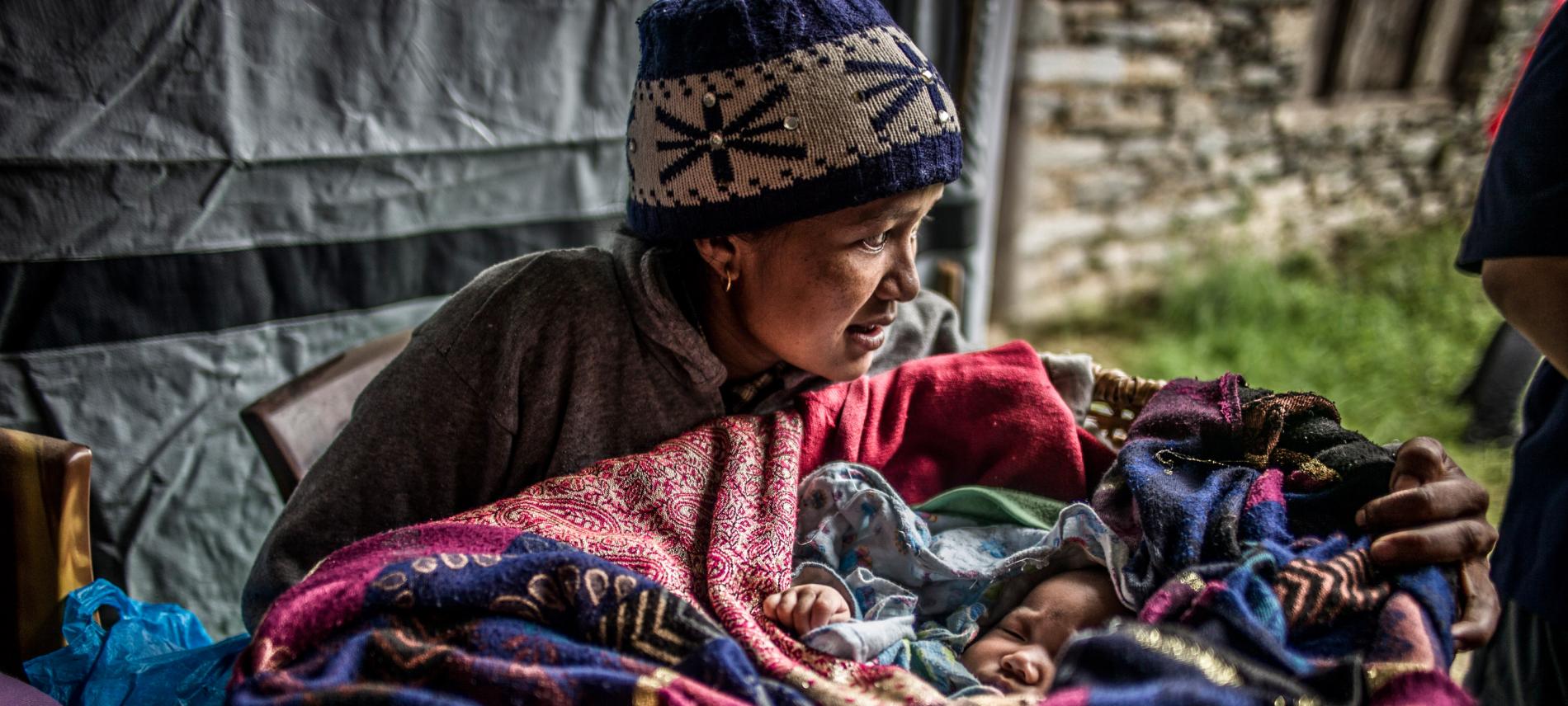 Une mère et son bébé, après le séisme d'avril 2015 (c) Olivier Papegniès