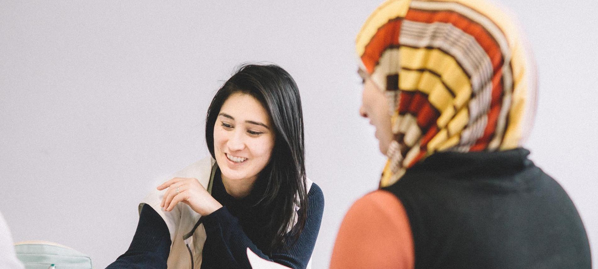 Ärzte der Welt-Mitarbeiterin berät Patientin. Foto: David Gohlke/Ärzte der Welt Ärzte der Welt-Mitarbeiterin berät Patientin. Foto: David Gohlke/Ärzte der Welt