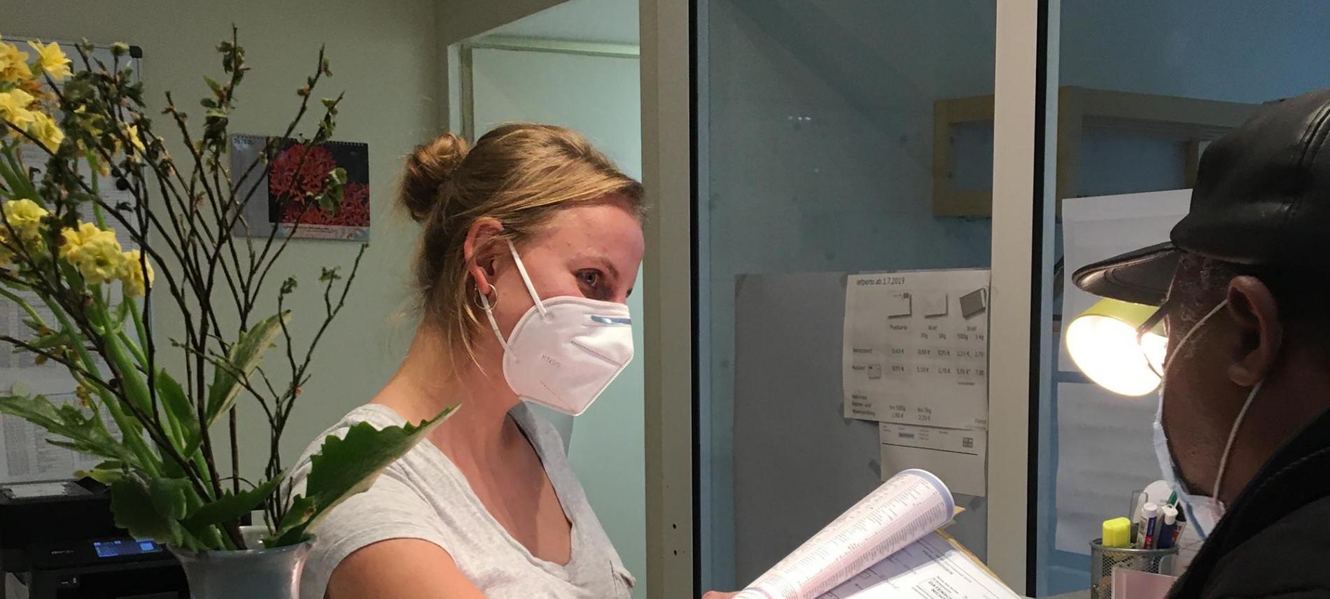 Ein Patient wird in der Ärzte der Welt Anlaufstelle open.med München beraten. Foto: Ärzte der Welt In der Ärzte der Welt-Anlaufstelle werden unsere Patient*innen kostenlos und anonym beraten und behandelt. Foto: Ärzte der Welt