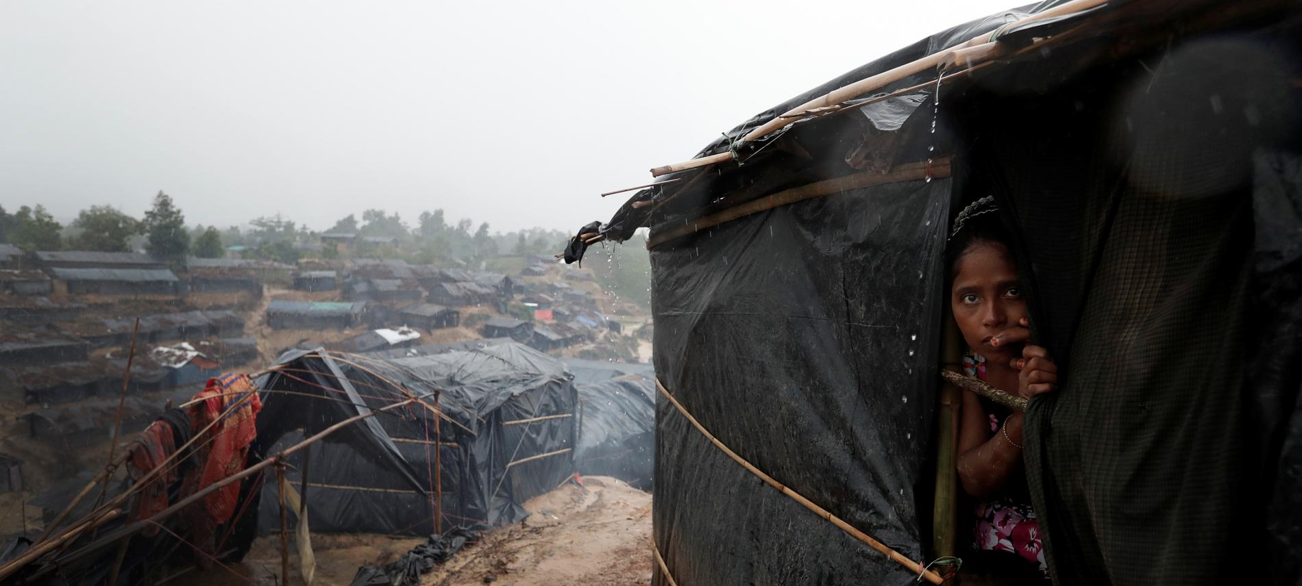 Eine junge Mutter in einem provisorischen Flüchtlingscamp in Bangladesch. Foto: Reuters/Cathal Mc Naughton