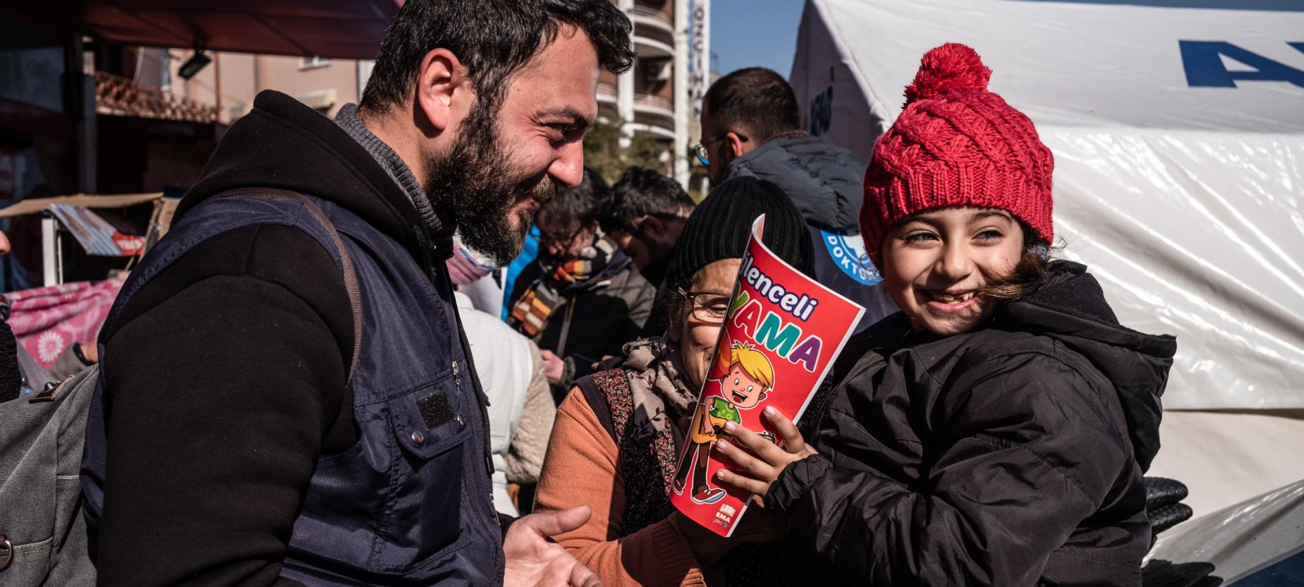 Ein Mitglied des Ärzte der Welt-Teams genießt einen Moment der Leichtigkeit mit einem Mädchen, dessen Familie von dem Erdbeben betroffen ist. Foto: Olivier Papegnies