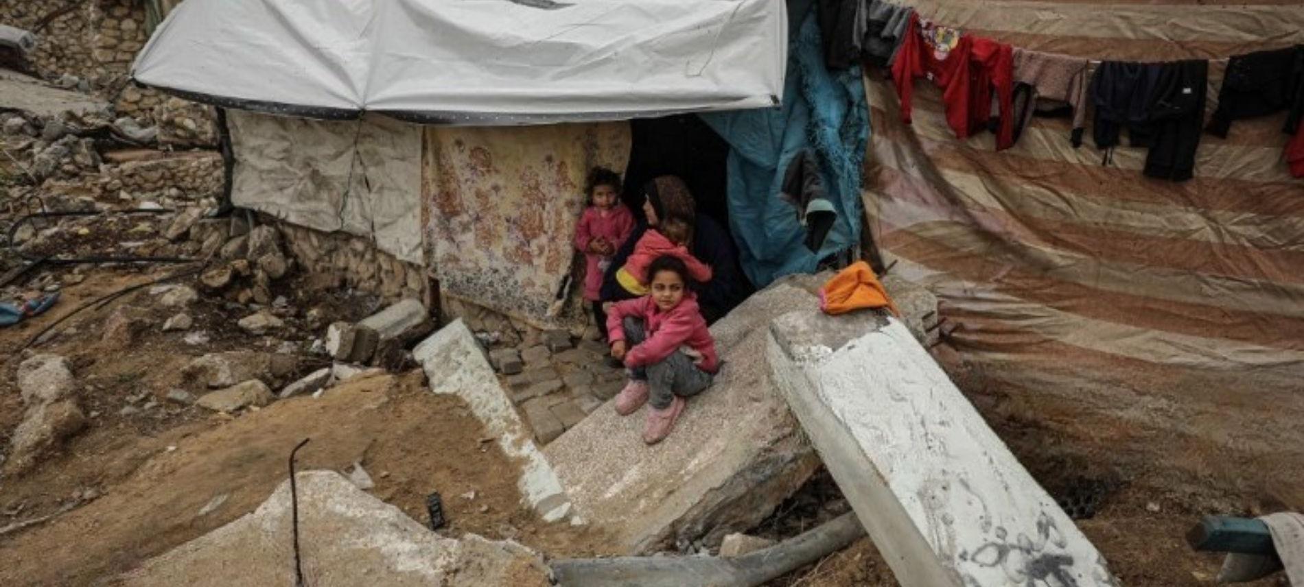 Menschen aus Gaza, die in einer Notunterkunft zwischen Trümmern Zuflucht gefunden haben. Foto: Dawoud Abo Alkas / AFP