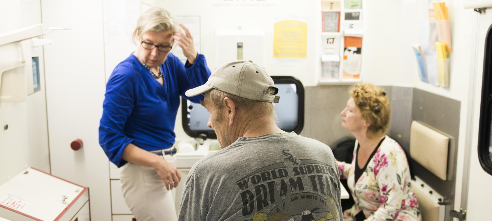 Patient im MedMobil Stuttgart. Foto: Ärzte der Welt Patient im MedMobil Stuttgart. Foto: Ärzte der Welt