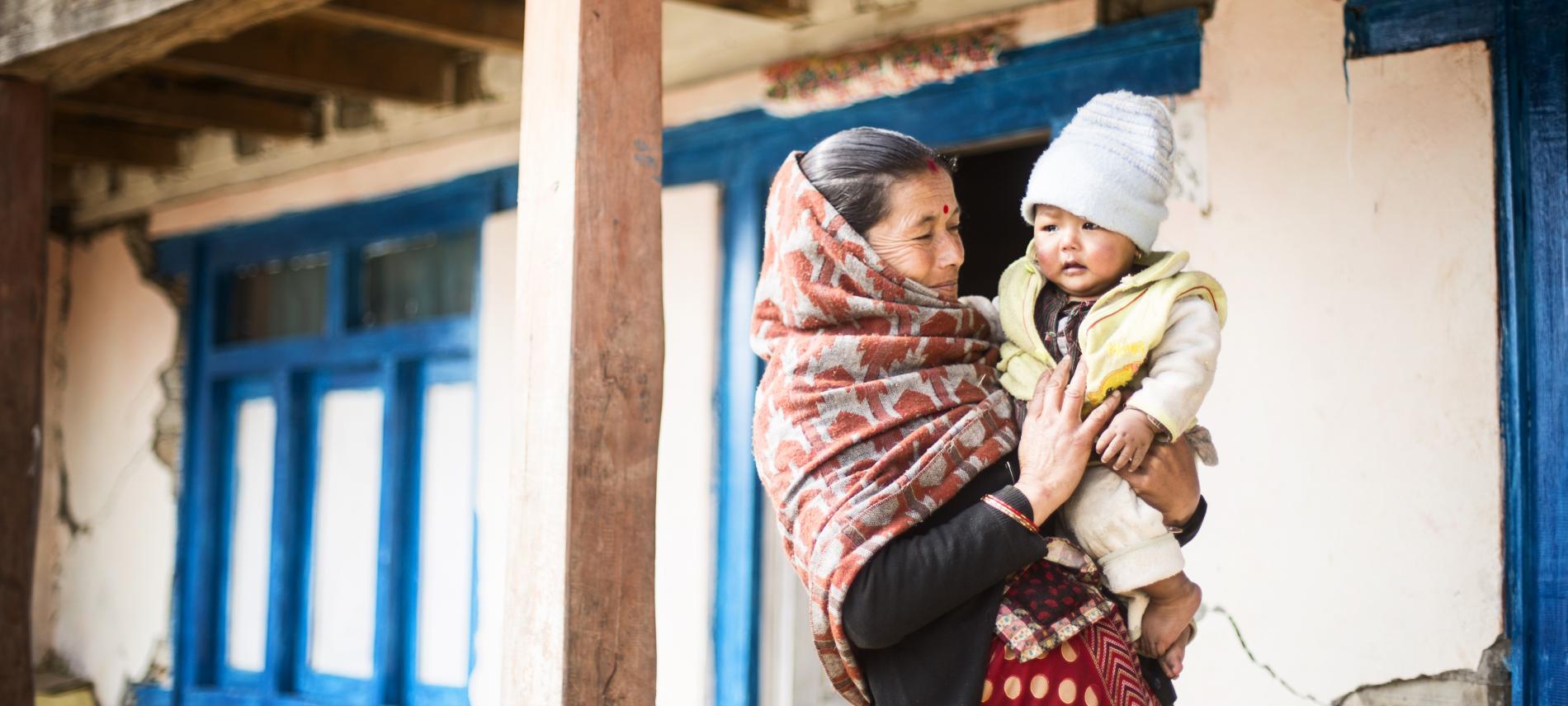 Großmutter und Kind in Nepal. Foto: Ärzte der Welt