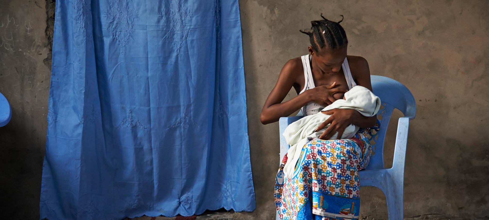 Stillende Mutter mit Kind | Foto: Luc Valigny Stillende Mutter mit Kind | Foto: Luc Valigny