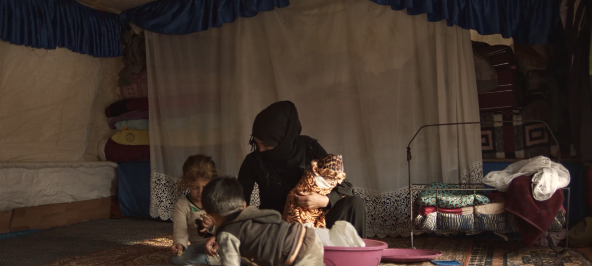 Trotz der eisigen Kälte müssen die geflüchteten Menschen in Syrien in provisorischen Zelten leben.