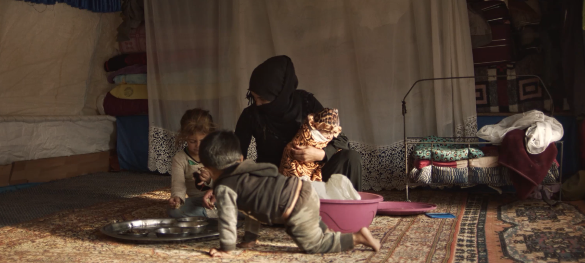 Syrische Frau und ihr Baby in einem Flüchtlingscamp. 