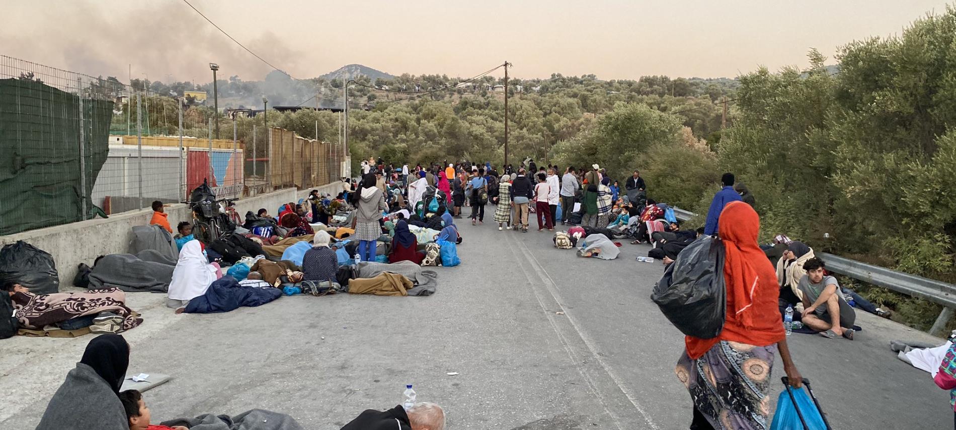 Tausende Flüchtlinge stehen nach dem Brand im Moria-Camp immer noch auf der Straße. Flüchlinge auf Lesbos nach dem Feuer in Moria