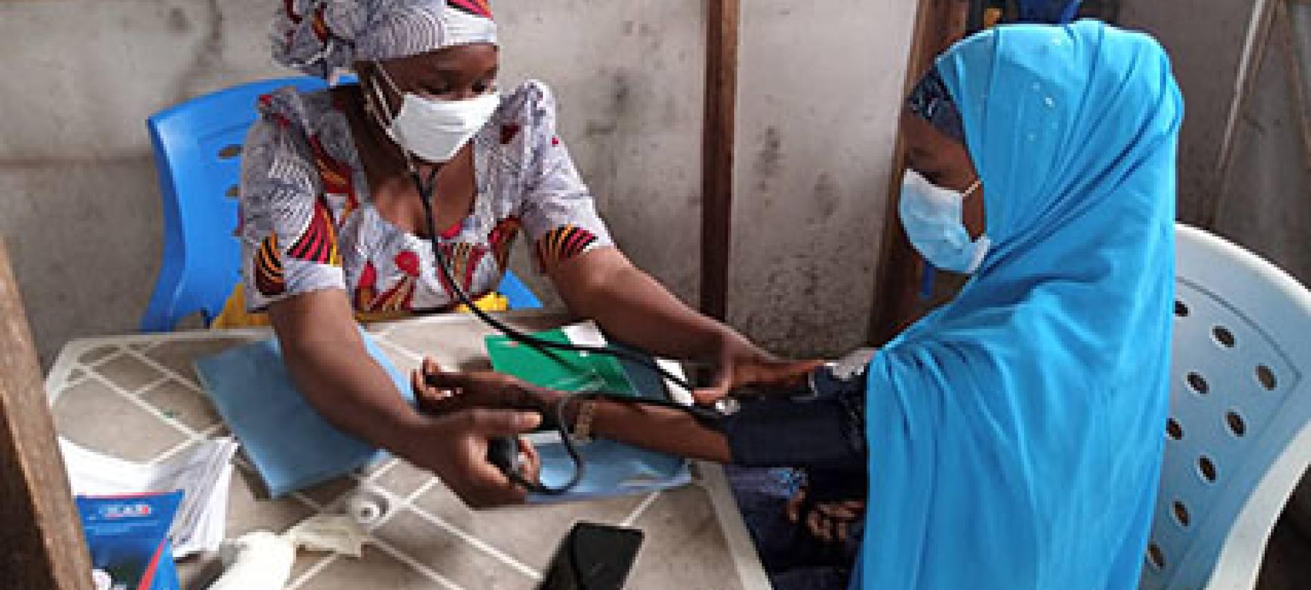 Frau in Nigeria wird untersucht. Foto: Dr. Richard. Untersuchung einer Frau in Nigeria. Foto: Dr. Richard.