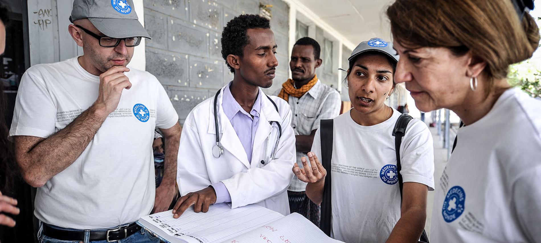 Ärzte der Welt-Mitarbeiter besprechen sich mit dem Personal eines Gesundheitszentrums in Äthiopien. Foto: Quentin Top