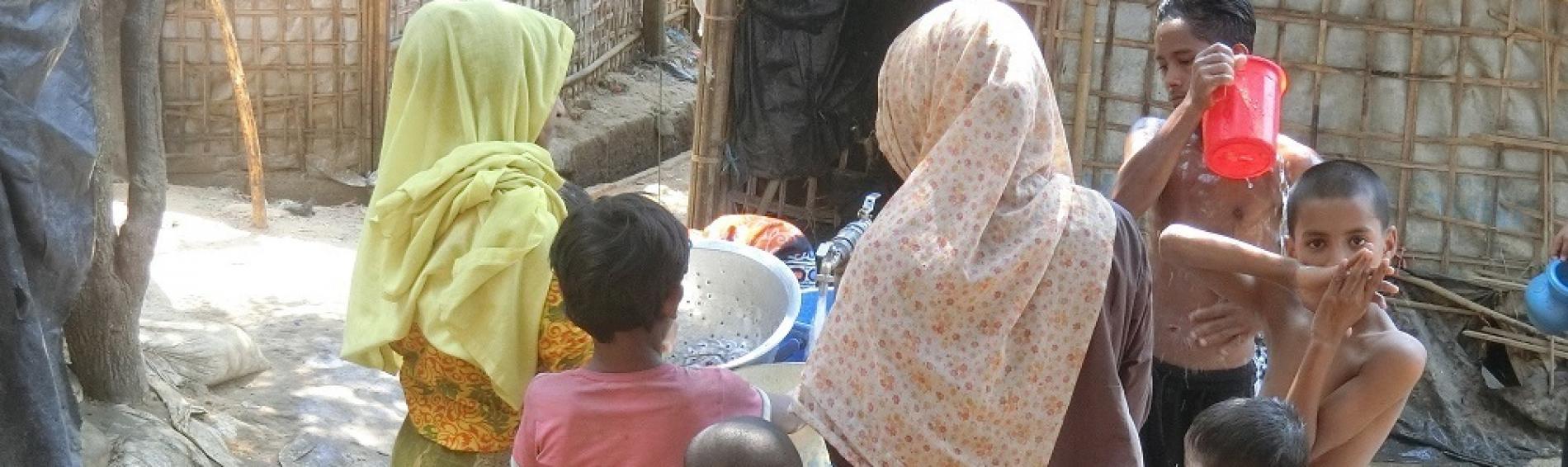 Familie beim waschen im Flüchtlingslager Kutupalong, in Bangladesch