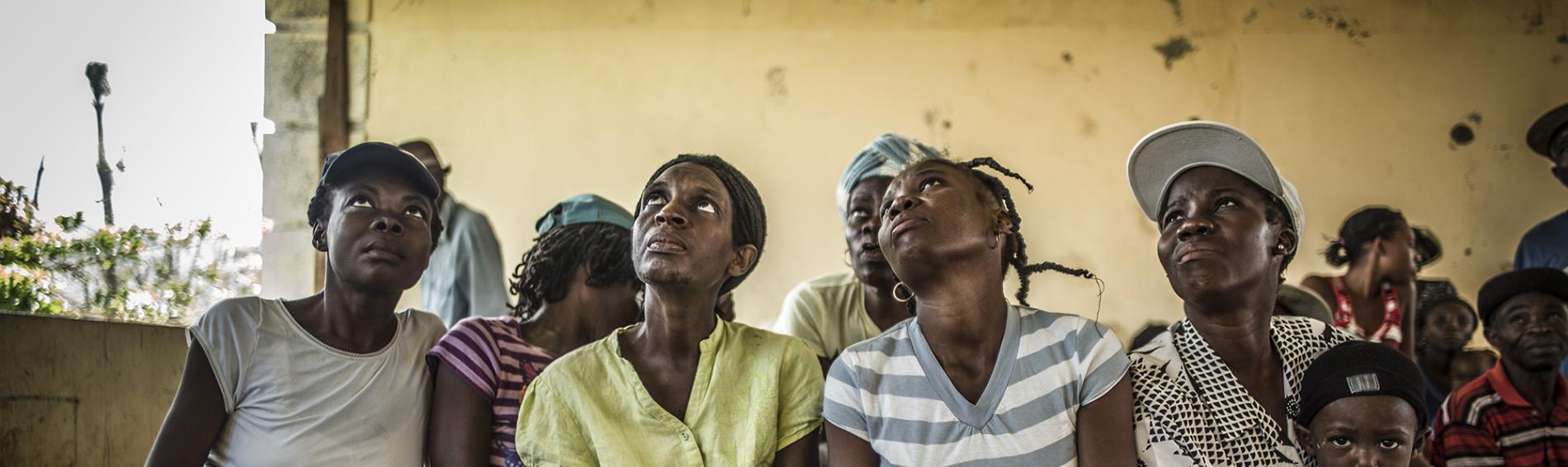 Frauen in Haiti schauen besorgt nach oben