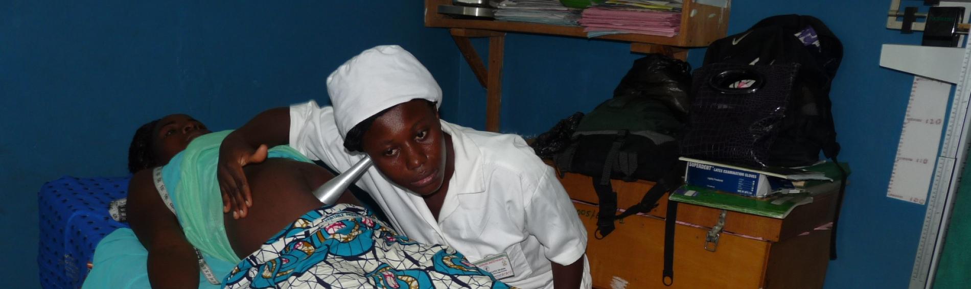 Hebamme versorgt junge Mutter in Togo. Foto: Ärzte der Welt