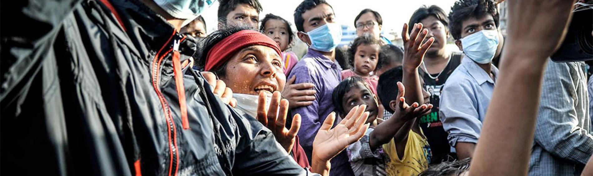 Menschen warten auf die Ausgabe von humanitärem Material. Foto: Quentin Top Menschen warten auf die Ausgabe von humanitärem Material. Foto: Quentin Top