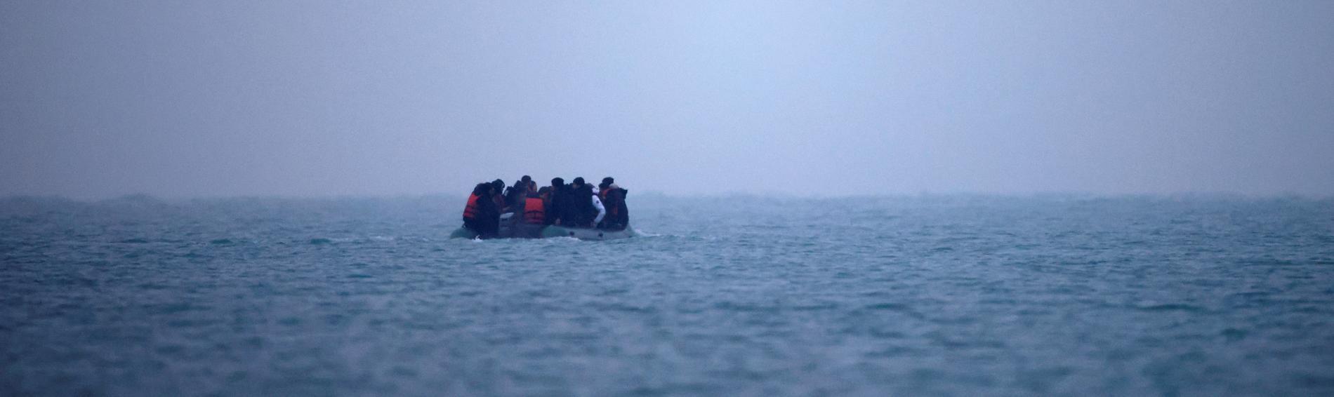 Ein Boot voller geflüchteter Menschen treibt im Meer. Eine Tragödie, für die die Politik verantwortlich ist. Foto: Ärzte der Welt
