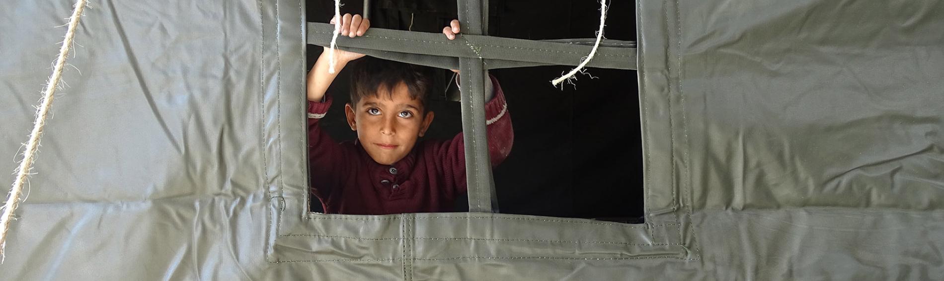 Ein Kind in einem Zelt im türkischen Erdbebengebiet. Foto: Ärzte der Welt Türkei / DDD