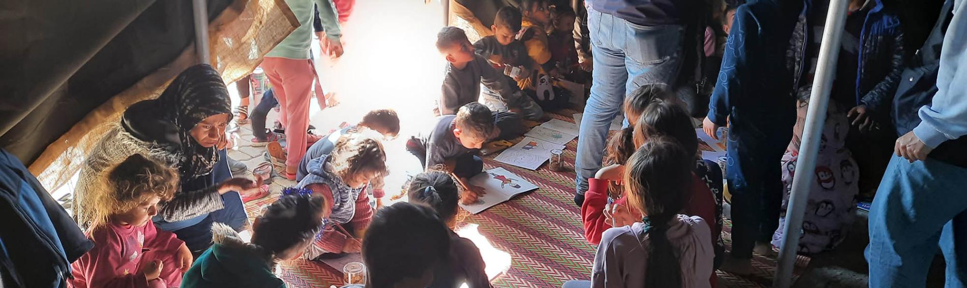 Eine Malwerkstatt für Kinder in Hatay als Schutzraum vor Gewalt und Übergriffen. Foto: Ärzte der Welt / DDD