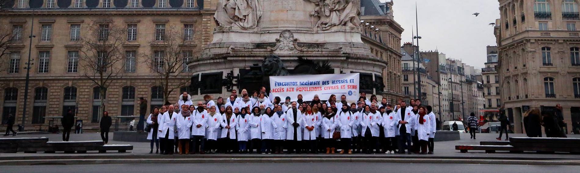 Ärzte der Welt protestiert weltweit für uneingeschränkten Zugang humanitärer Mitarbeiter in Syrien. Foto: Médecins du Monde