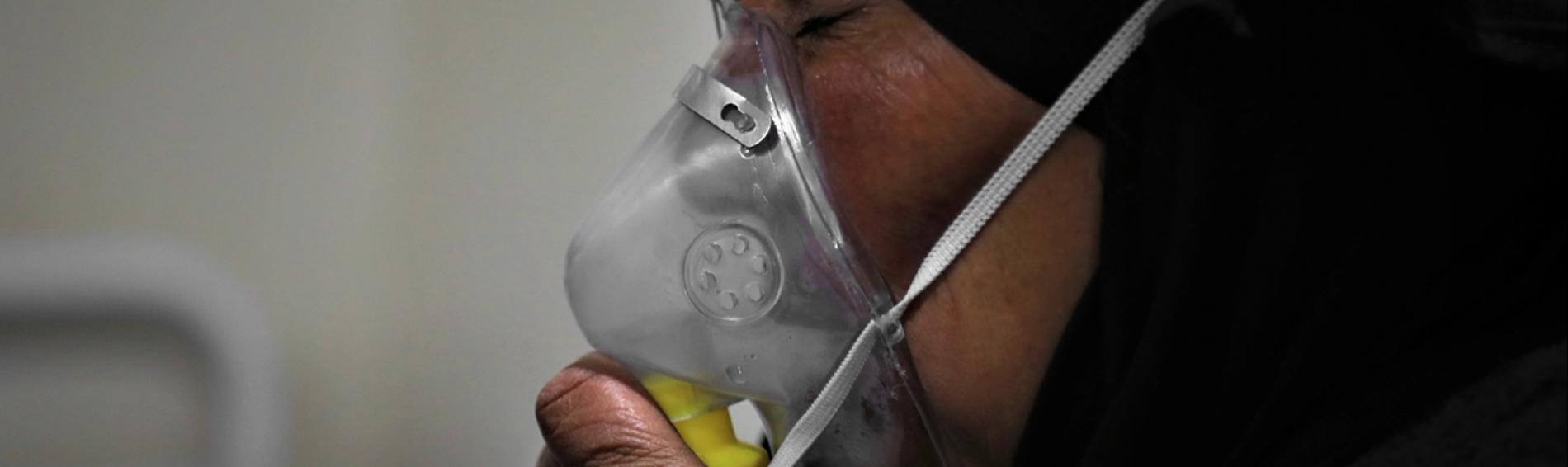 Eine Patientin in Afrin mit einer Sauerstoffmaske. Foto: Ärzte de Welt Türkei