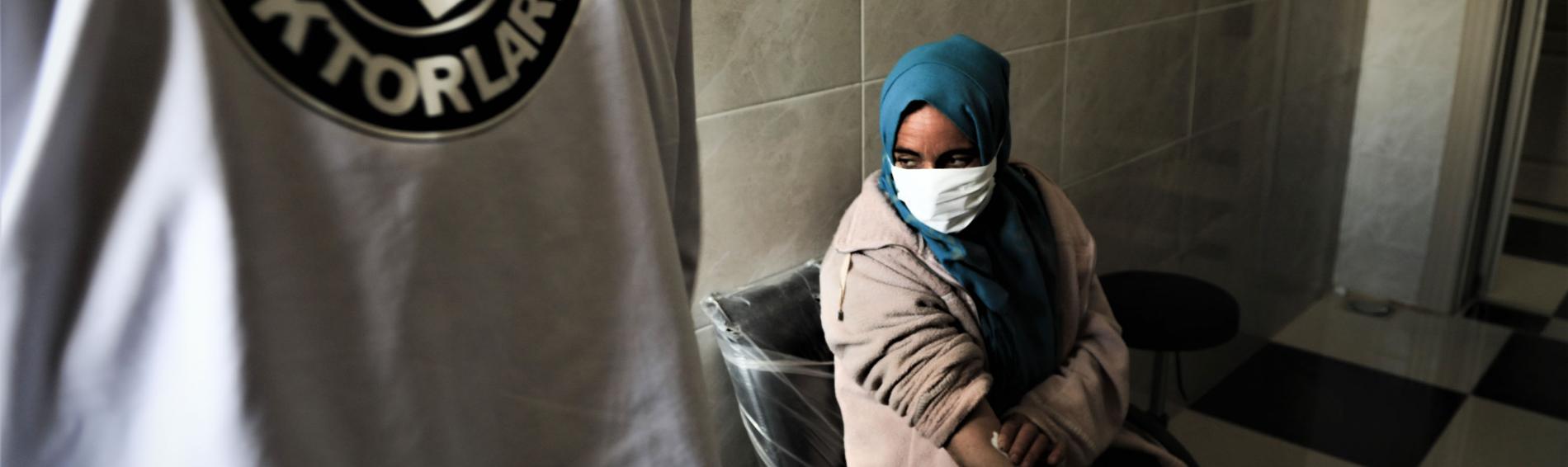 Eine Frau in Afrin im Krankenhaus. Foto: Ärzte der Welt / Dünya Doktorları Derneği (DDD)