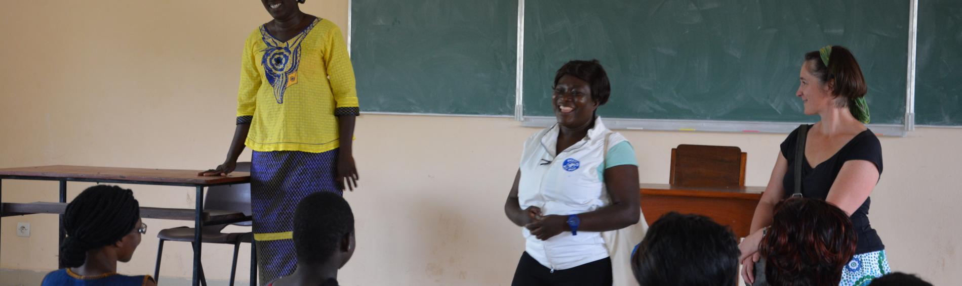 Die erfahrene Hebamme Annick Coulibaly teilt ihr Wissen mit ihren togolesischen Schülerinnen