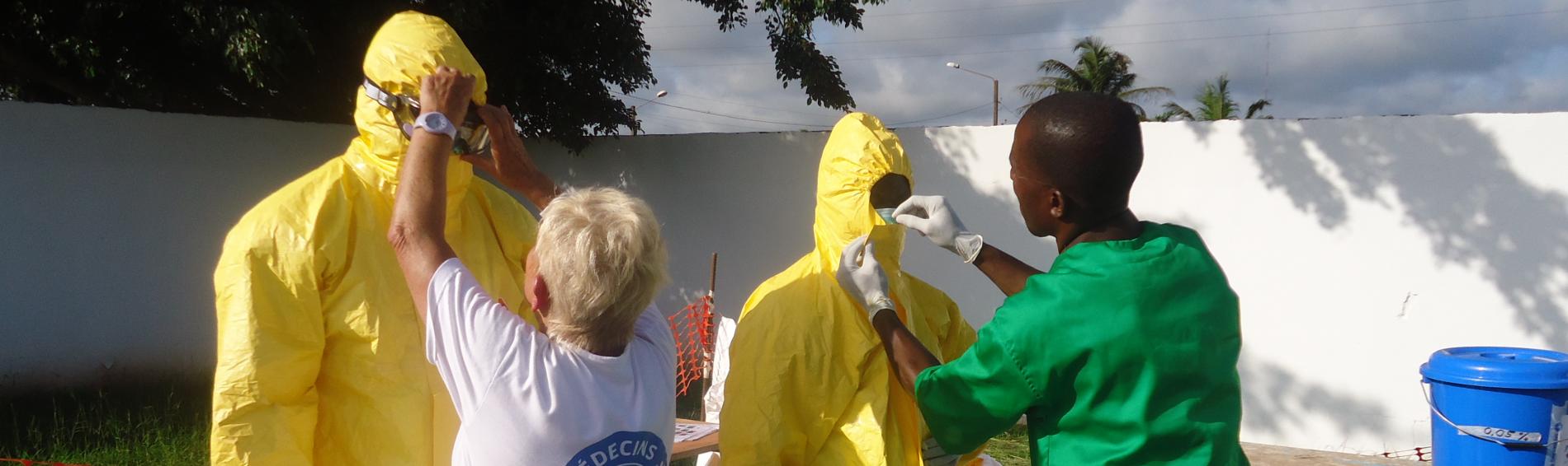 Vorbereitungen zur Behandlung von Ebola Patient(inn)en an der Elfenbeinküste. Foto: Ärzte der Welt