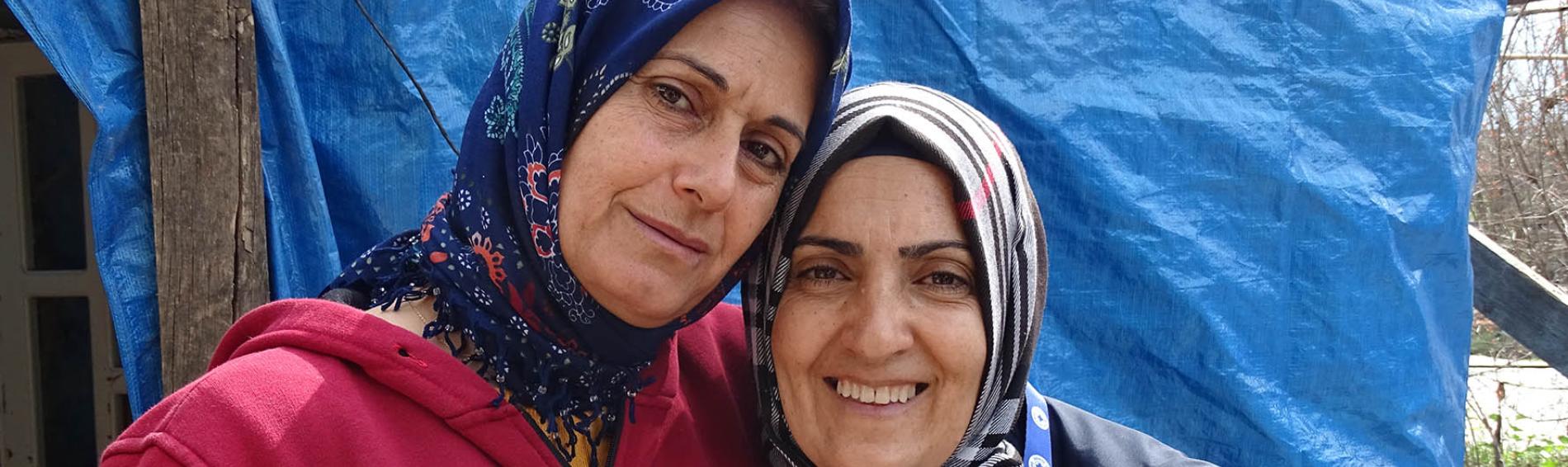 Esin Gül und eine Ärzte der Welt-Mitarbeiterin vor der Unterkunft ihrer Familie in Hatay. Foto: Ärzte der Welt