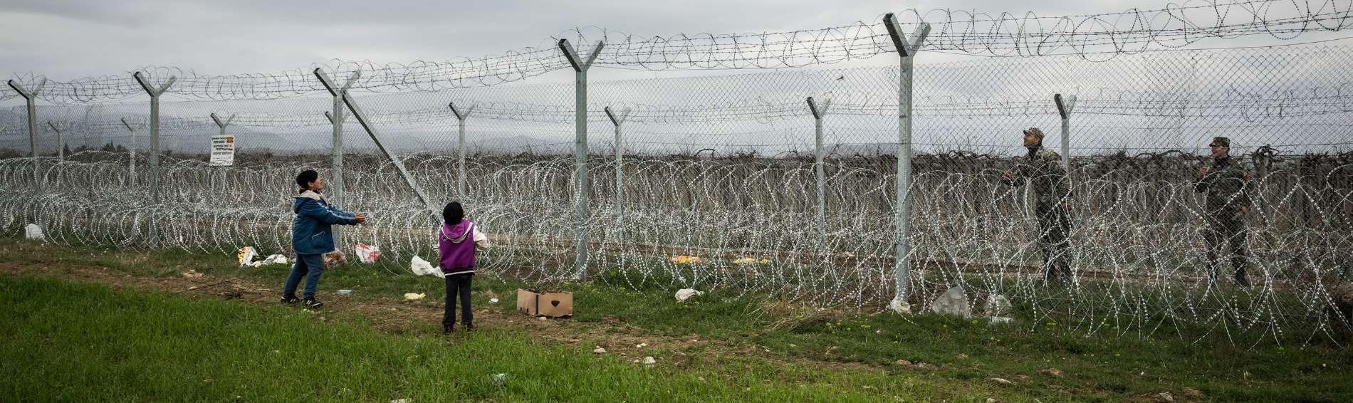 Kinder am Grenzzaun in Griechenland. Foto: Ärzte der Welt