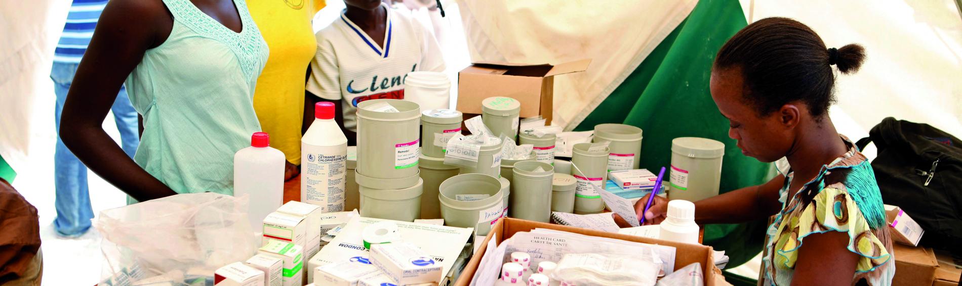 Auf Haiti werden Hygieneartikel und Medikamenten an Patientinnen ausgegeben. Foto: Ärzte der Welt