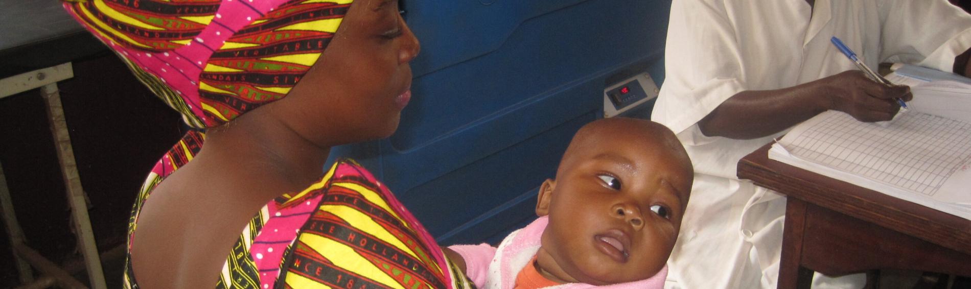Junge Frau mit Ihrem Baby bei einer Untersuchung in einem von Ärzte der Welt unterstützten Gesundheitszentrum. Foto: Ärzte der Wel