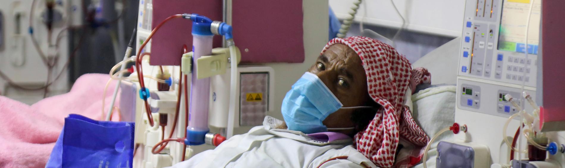 Die Bevölkerung im Jemen leidet extrem unter den Folgen des Krieges. Ein Patient wird im Krankenhaus al-Thawra hospital in der Stadt Taez beatmet. Foto: AHMAD AL-BASHA / AFP