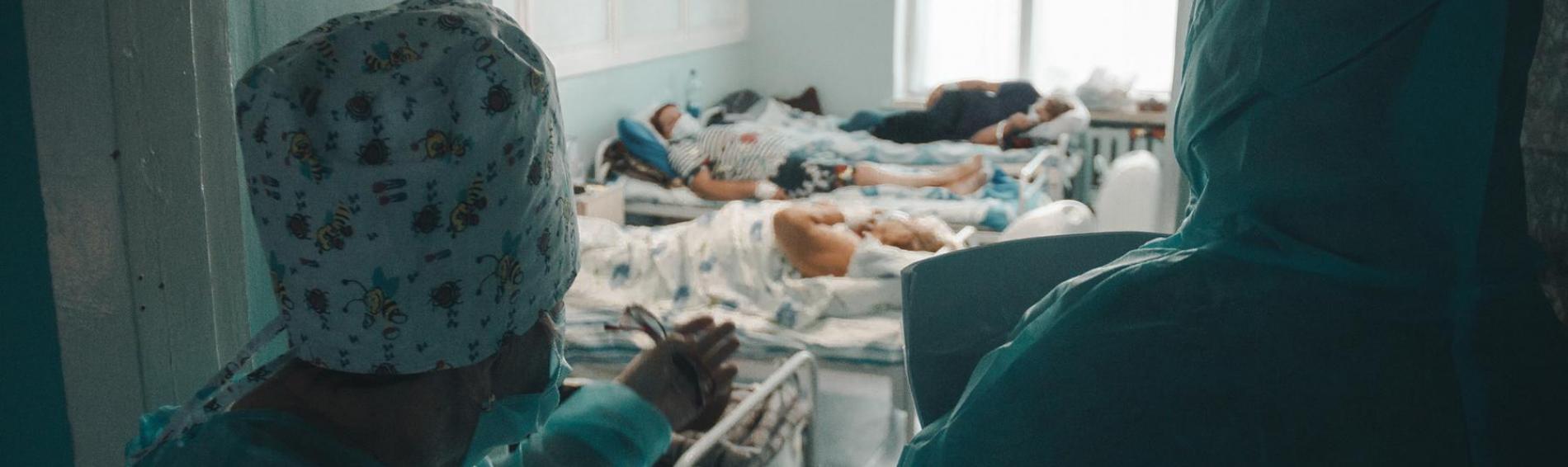 Patient*innen werden in der COVID-Station des Krankenhauses von Svetlodarsk (Regierungsbezirk Donetsk) behandelt. Foto: Pietro Chekal