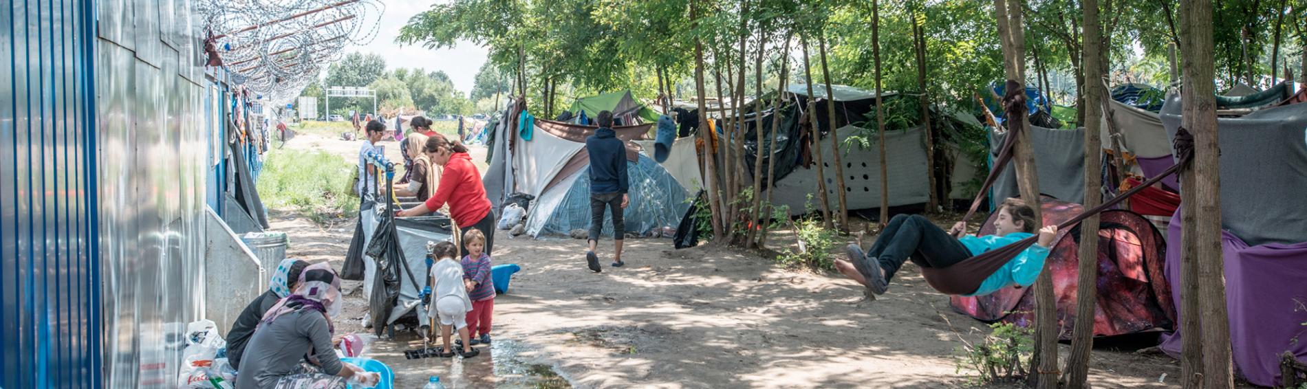 Familien haben an der ungarischen Grenze nur begrenzten Zugang zu Wasser. Foto: Guillaume Pinon