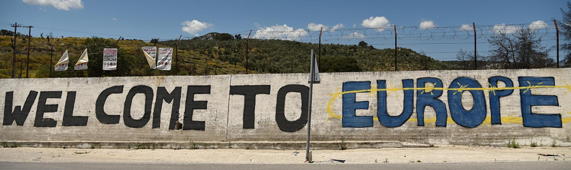 Viele Flüchtlingscamps liegen inzwischen hinter hohen Mauern und Stacheldraht, auch auf Lesbos. Foto: Chris Schmid