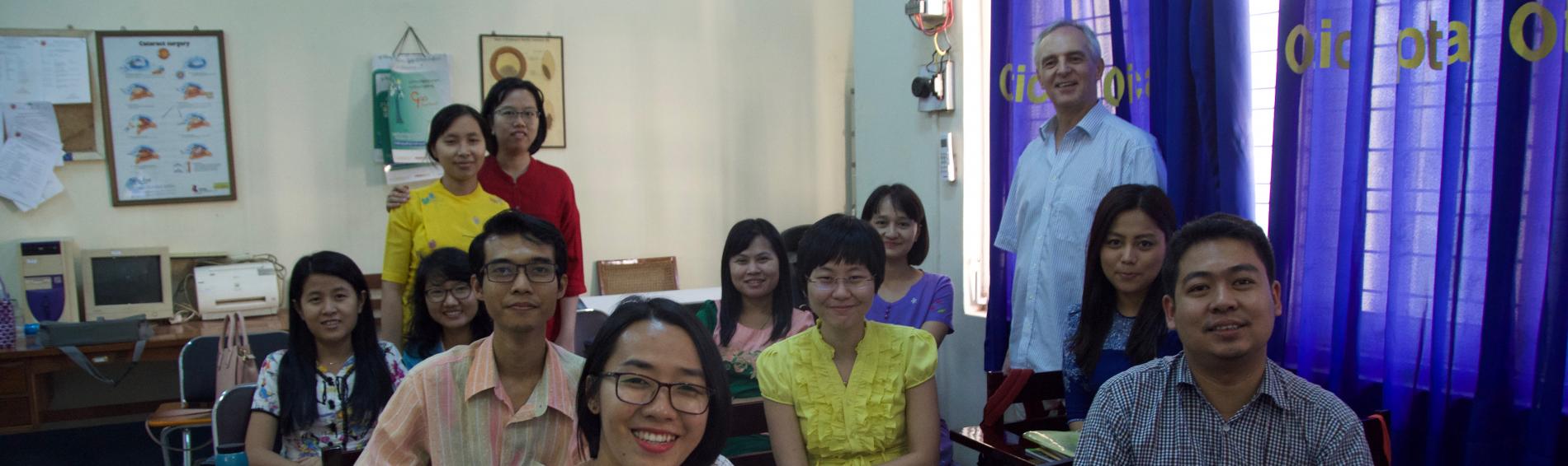 Prof. Schönfeld mit Mitarbeiter(inn)n des Yangon Eye Hospitals
