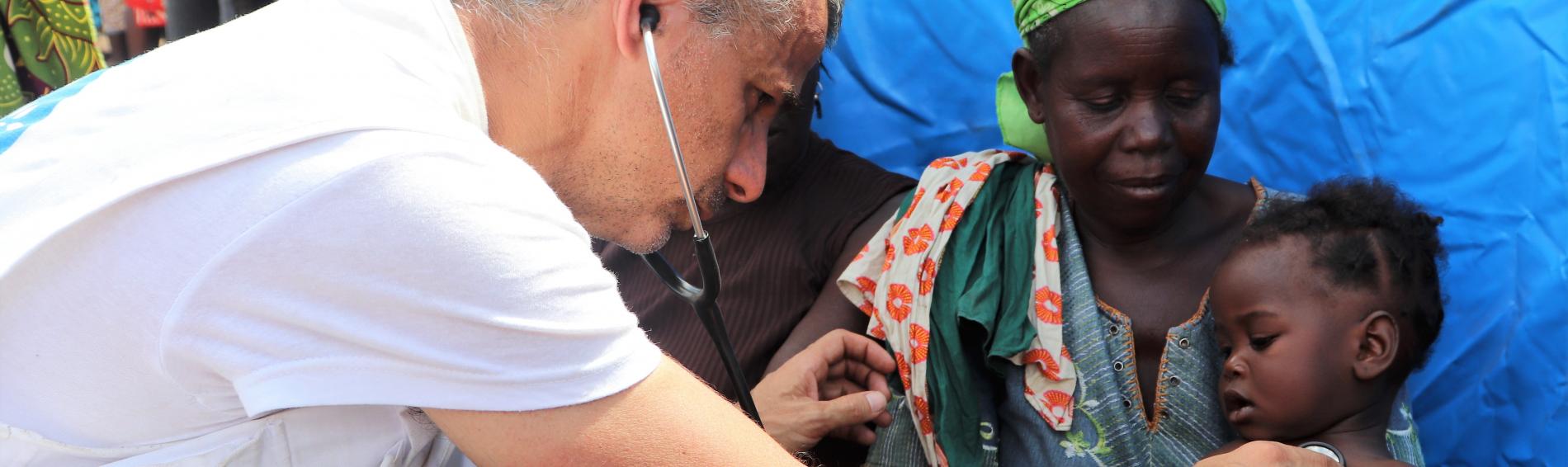 Nach dem Sturm Idai leistet ein Mitarbeiter von Ärzte der Welt medizinische Hilfe.