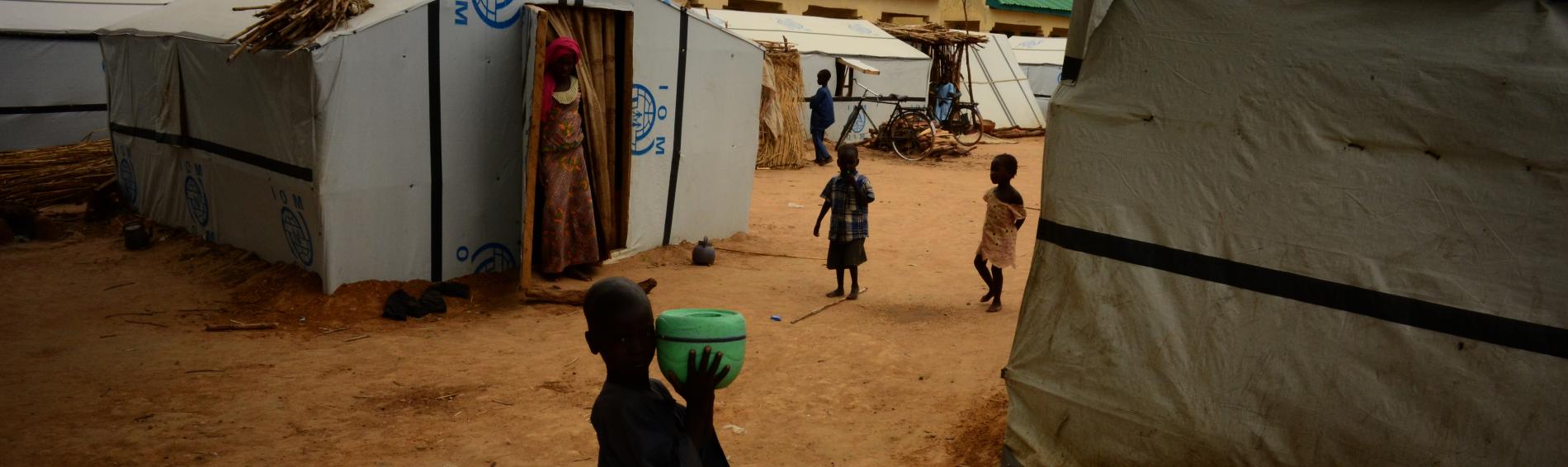 Hungernde Mädchen in Nigeria warten auf Hilfe. Foto: Reuters