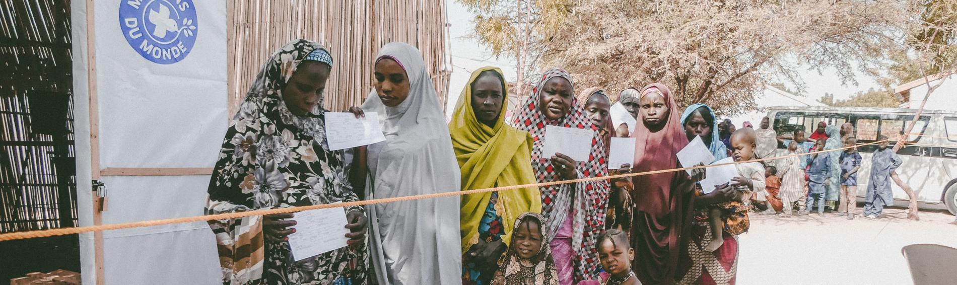 Frauen in Nigeria warten vor Behandlungszentrum. Foto: Ärzte der Welt