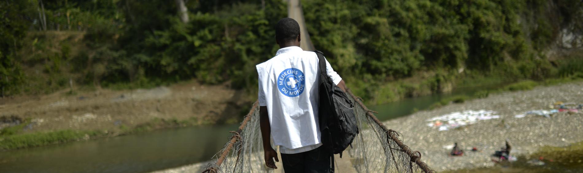 In Haiti überquert einen Ärzte der Welt Mitarbeiter der Fluss Grand'Anse. Foto: Benoit Guenot