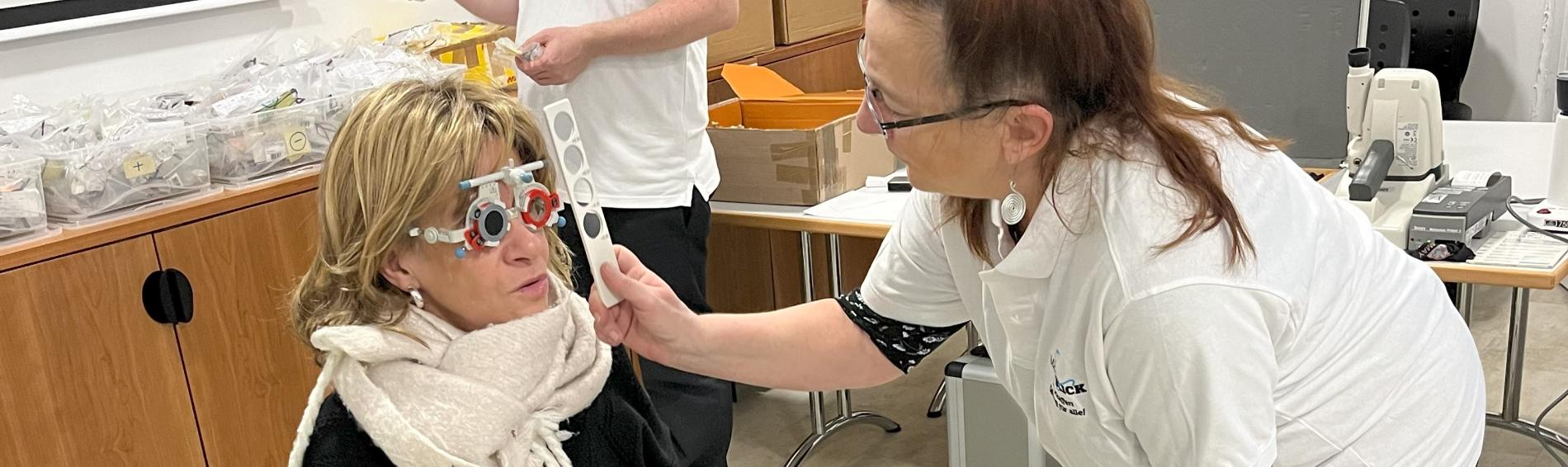 Brillensprechstunde bei open.med Berlin Lichtenberg. Foto: Ärzte der Welt