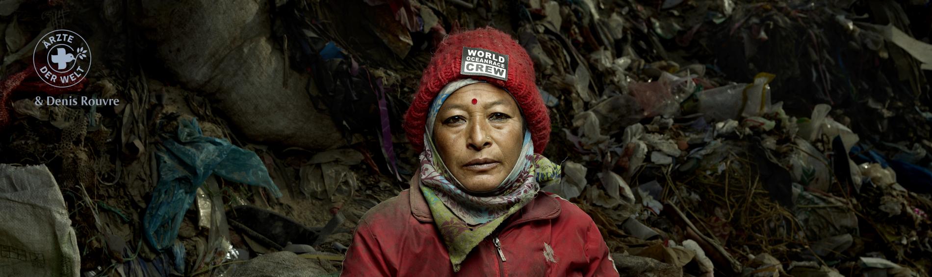 Nepalesische Müllarbeiterin. Foto: Denis Rouvre