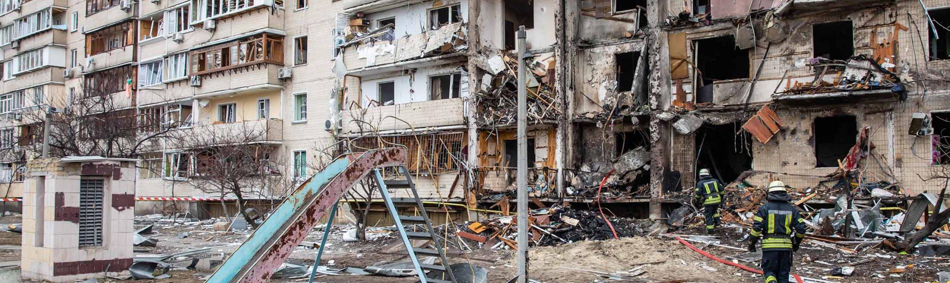 Ein durch Bombariderungen zerstörtes Haus in der Ukraine im Februar 2022. Foto: Shutterstock