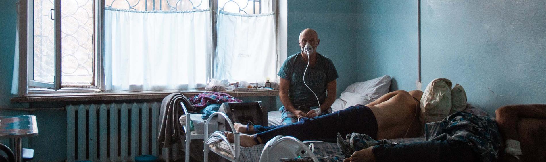 Ein Patient im Krankenhaus in Donezk, Ostukraine. Foto: Pietro Chekal