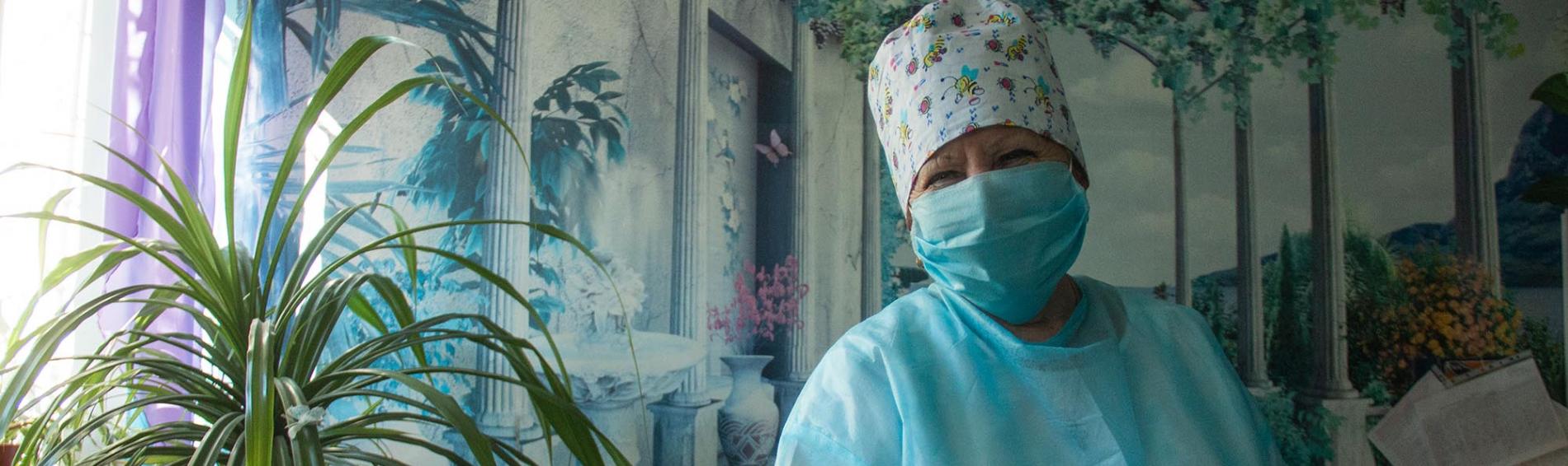 Eine Pflegerin im Krankenhaus von Svetlodarsk, Donezk. Foto: Píetro Chekal