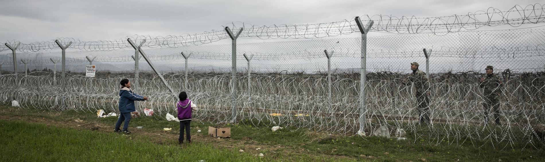 Kinder am Grenzzaun in Griechenland. Foto: Ärzte der Welt