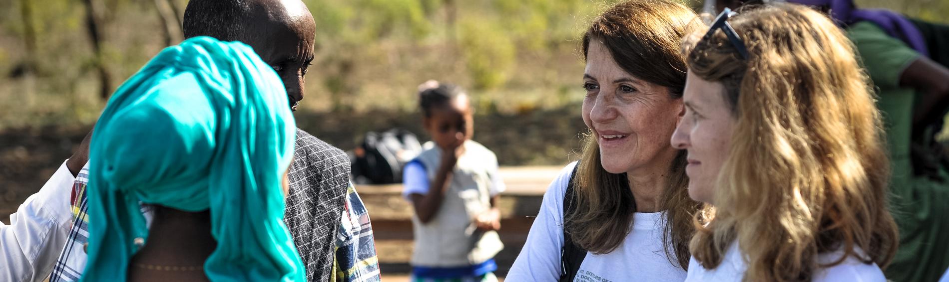 Françoise Sivignon mit Kooperationspartner während einer Projektreise in Äthiopien.