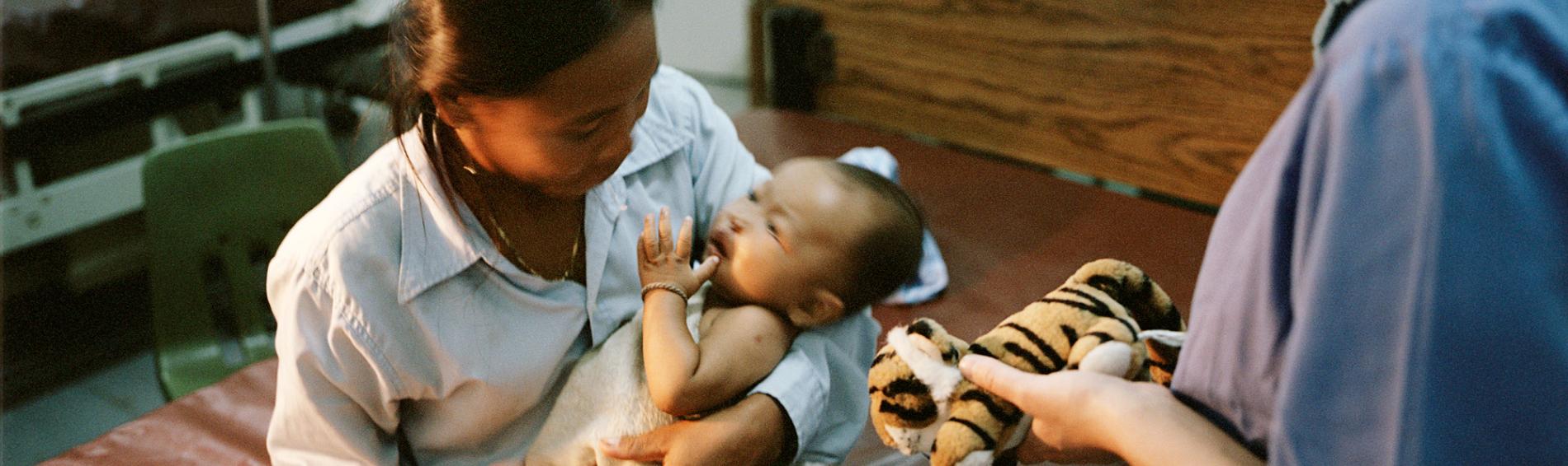 Eine Ärztin untersucht eine Mutter und ihr Kind. Foto: Ärzte der Welt